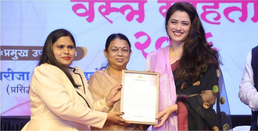 Chief guest Girija Oak-Godbole felicitated at Vastra Sanhita 2026